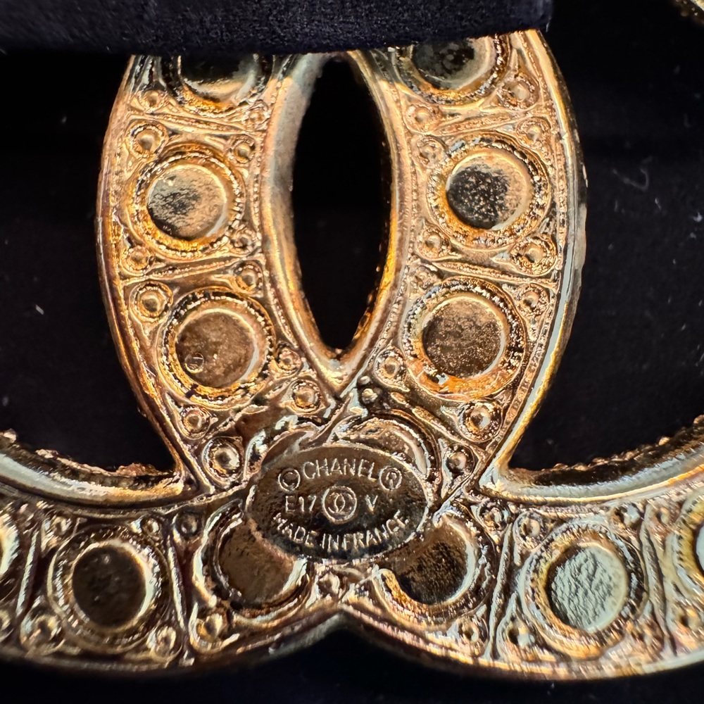 CHANEL Gold and Pearl Brooch - Picture 7 of 14